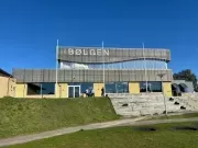 Elementy elewacyjne budynku basenu