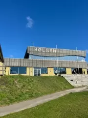 Elementy elewacyjne budynku basenu